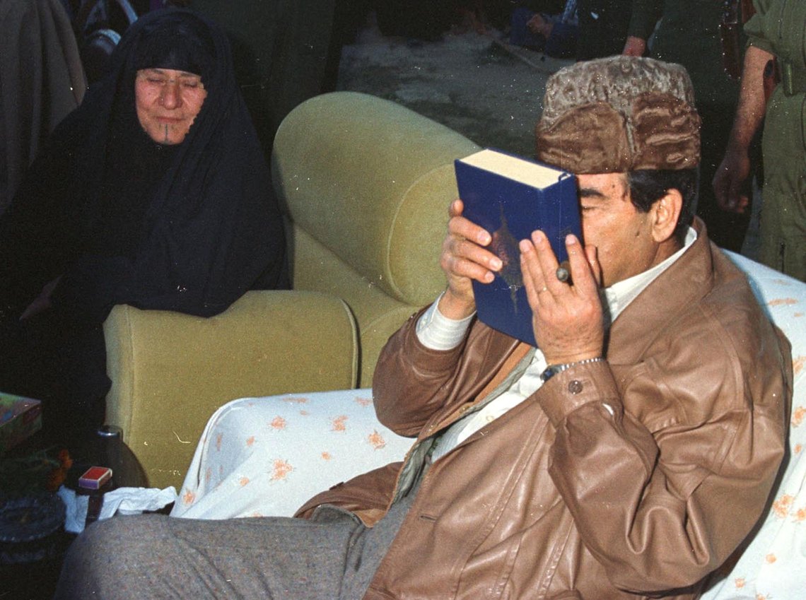 Den tidligere presidenten i Irak, Saddam Hussein, kysser koranen. Foto: AP/POOL/INA Den tidligere presidenten i Irak, Saddam Hussein, kysser koranen. Foto: AP/POOL/INA