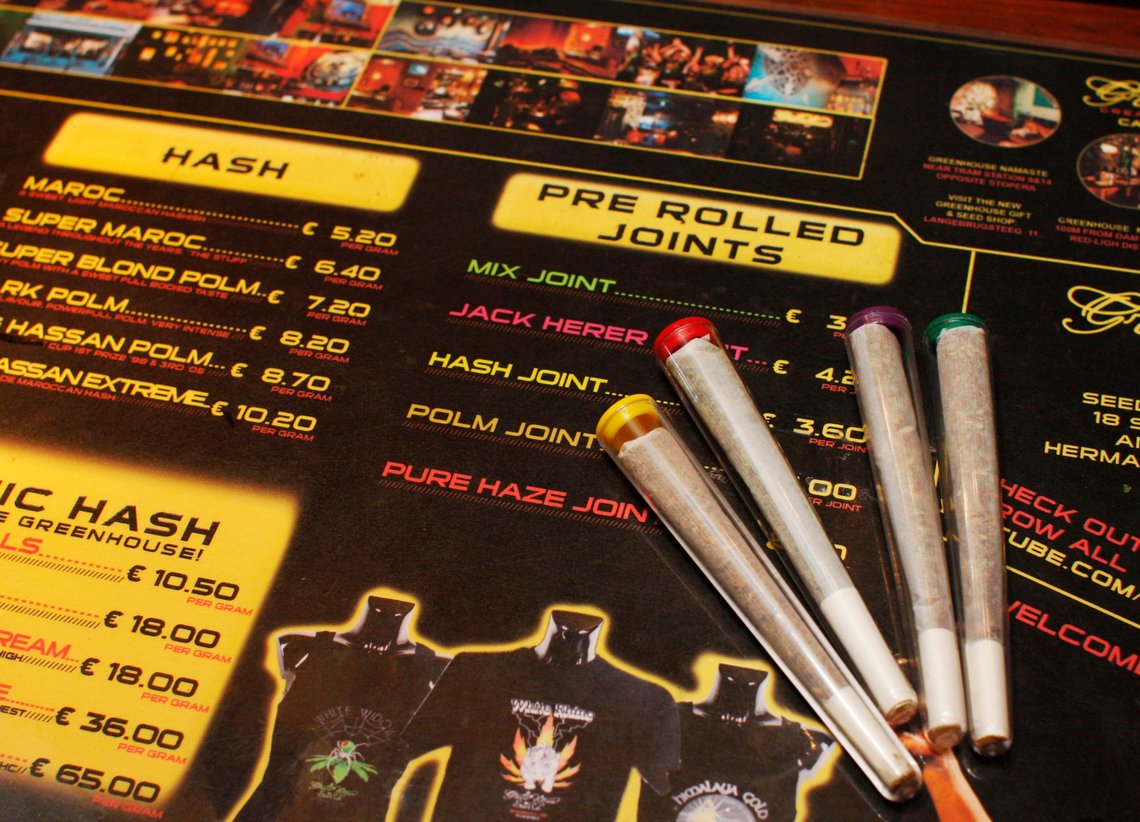 Menyen på en av Amsterdams berømte «coffee shops». Nå strammer byrådet inn de liberale lovene om bruk av cannabis. Foto: AP /Peter Dejong/ NTB Menyen på en av Amsterdams berømte «coffee shops». Nå strammer byrådet inn de liberale lovene om bruk av cannabis. Foto: AP /Peter Dejong/ NTB