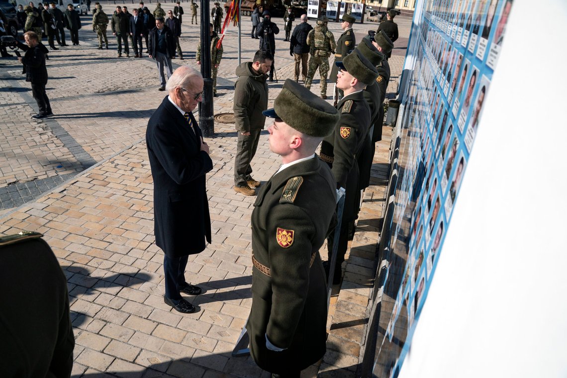 Kina frykter at situasjonen i Ukraina kommer ut av kontroll og ber andre land slutte med å helle bensin på bålet. USAs president Joe Biden var mandag på besøk i Kyiv, der han blant annet la ned krans under en minneseremoni. Foto: Evan Vucci / AP / NTB Kina frykter at situasjonen i Ukraina kommer ut av kontroll og ber andre land slutte med å helle bensin på bålet. USAs president Joe Biden var mandag på besøk i Kyiv, der han blant annet la ned krans under en minneseremoni. Foto: Evan Vucci / AP / NTB
