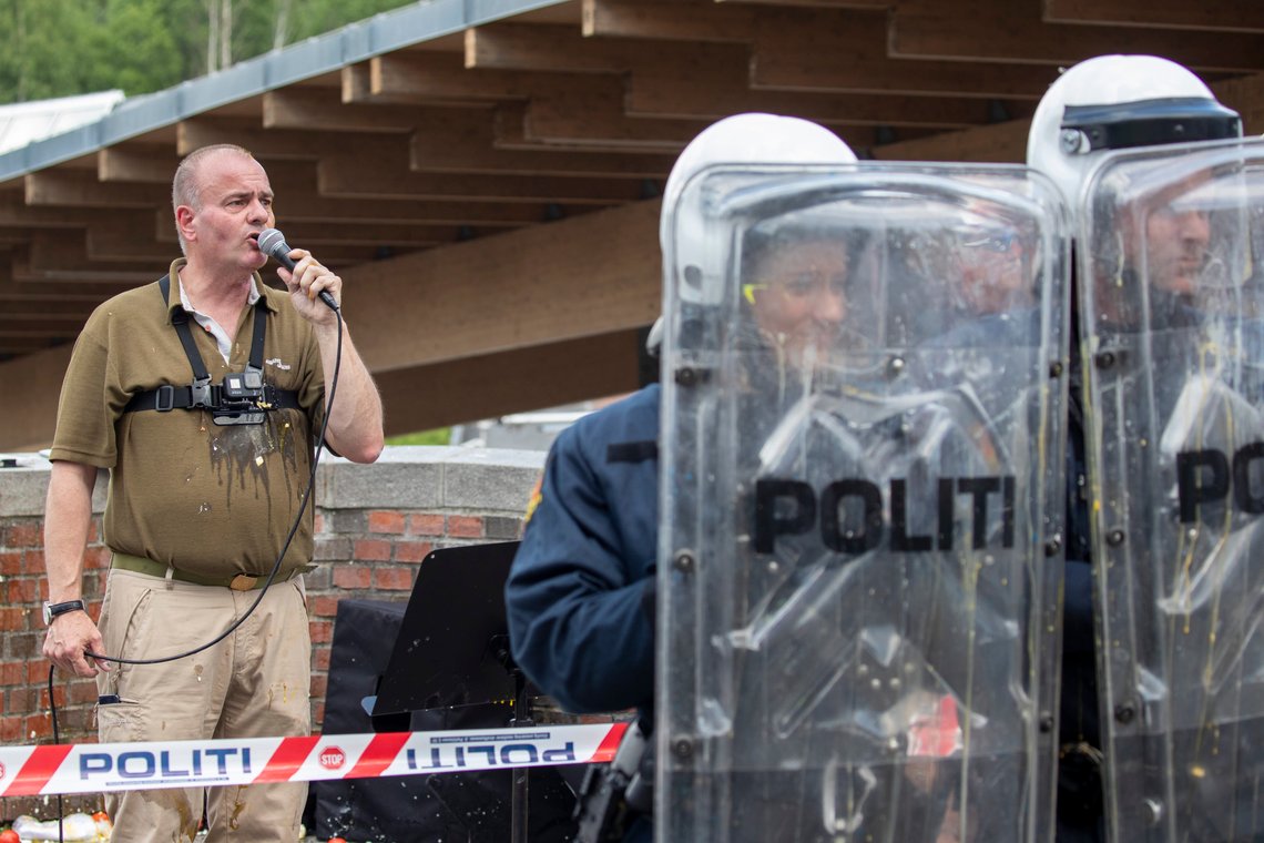 Slik er ytringsfrihetens vilkår i Norge. Leder Lars Thorsen i Stopp islamiseringen av Norge (SIAN) må ha politibeskyttelse for ikke å bli angrepet fysisk av muslimer og nordmenn som tror de forsvarer en minoritet og står opp mot rasisme.
Foto: Terje Pedersen / NTB Slik er ytringsfrihetens vilkår i Norge. Leder Lars Thorsen i Stopp islamiseringen av Norge (SIAN) må ha politibeskyttelse for ikke å bli angrepet fysisk av muslimer og nordmenn som tror de forsvarer en minoritet og står opp mot rasisme.
Foto: Terje Pedersen / NTB