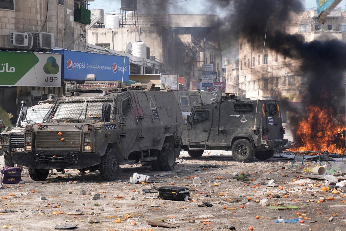 Israelske soldater rykket onsdag inn i Nablus på Vestbredden. Der oppsto det sammenstøt mellom palestinere og soldatene. Foto: Majdi Mohammed / AP / NTB Israelske soldater rykket onsdag inn i Nablus på Vestbredden. Der oppsto det sammenstøt mellom palestinere og soldatene. Foto: Majdi Mohammed / AP / NTB