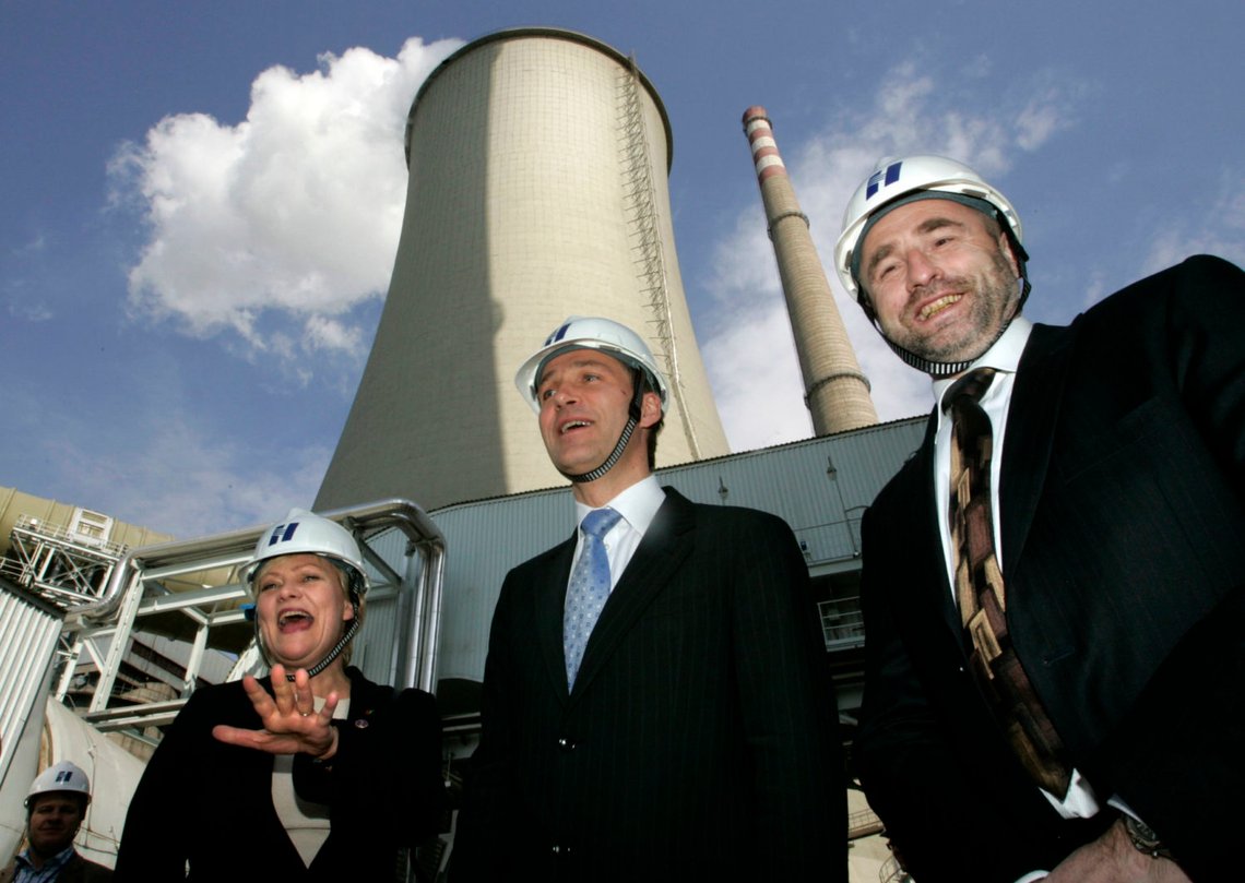 Daværende statsminister Jens Stoltenberg (midten) sammen med daværende finansminister Kristin Halvorsen og daværende næringsminister Dag Terje Andersen smilte og lo under besøket på Huaneng kullkraftverk øst i Beijing i 2007.
Foto: Bjørn Sigurdsøn / NTB Daværende statsminister Jens Stoltenberg (midten) sammen med daværende finansminister Kristin Halvorsen og daværende næringsminister Dag Terje Andersen smilte og lo under besøket på Huaneng kullkraftverk øst i Beijing i 2007.
Foto: Bjørn Sigurdsøn / NTB