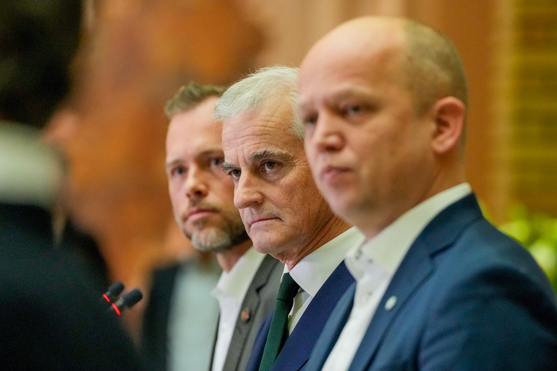 Statsminister Jonas Gahr Støre fra Arbeiderpartiet, Trygve Slagsvold Vedum fra Senterpartiet og Audun Lysbakken fra SV, skal legge frem Ukraina-pakken på torsdag.
Foto: Beate Oma Dahle / NTB Statsminister Jonas Gahr Støre fra Arbeiderpartiet, Trygve Slagsvold Vedum fra Senterpartiet og Audun Lysbakken fra SV, skal legge frem Ukraina-pakken på torsdag.
Foto: Beate Oma Dahle / NTB