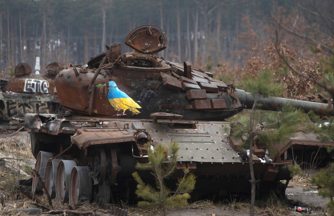 Russland har mistet rundt halvparten av sine beste stridsvogner og sliter med å erstatte dem, ifølge den britiske tankesmia International Institute of Strategic Studies. På denne ødelagte russiske stridsvognen, som står i landsbyen Dmytrivka utenfor Kyiv, har noen tagget en due i de ukrainske fargene. Foto: Efrem Lukatskij / AP / NTB Russland har mistet rundt halvparten av sine beste stridsvogner og sliter med å erstatte dem, ifølge den britiske tankesmia International Institute of Strategic Studies. På denne ødelagte russiske stridsvognen, som står i landsbyen Dmytrivka utenfor Kyiv, har noen tagget en due i de ukrainske fargene. Foto: Efrem Lukatskij / AP / NTB