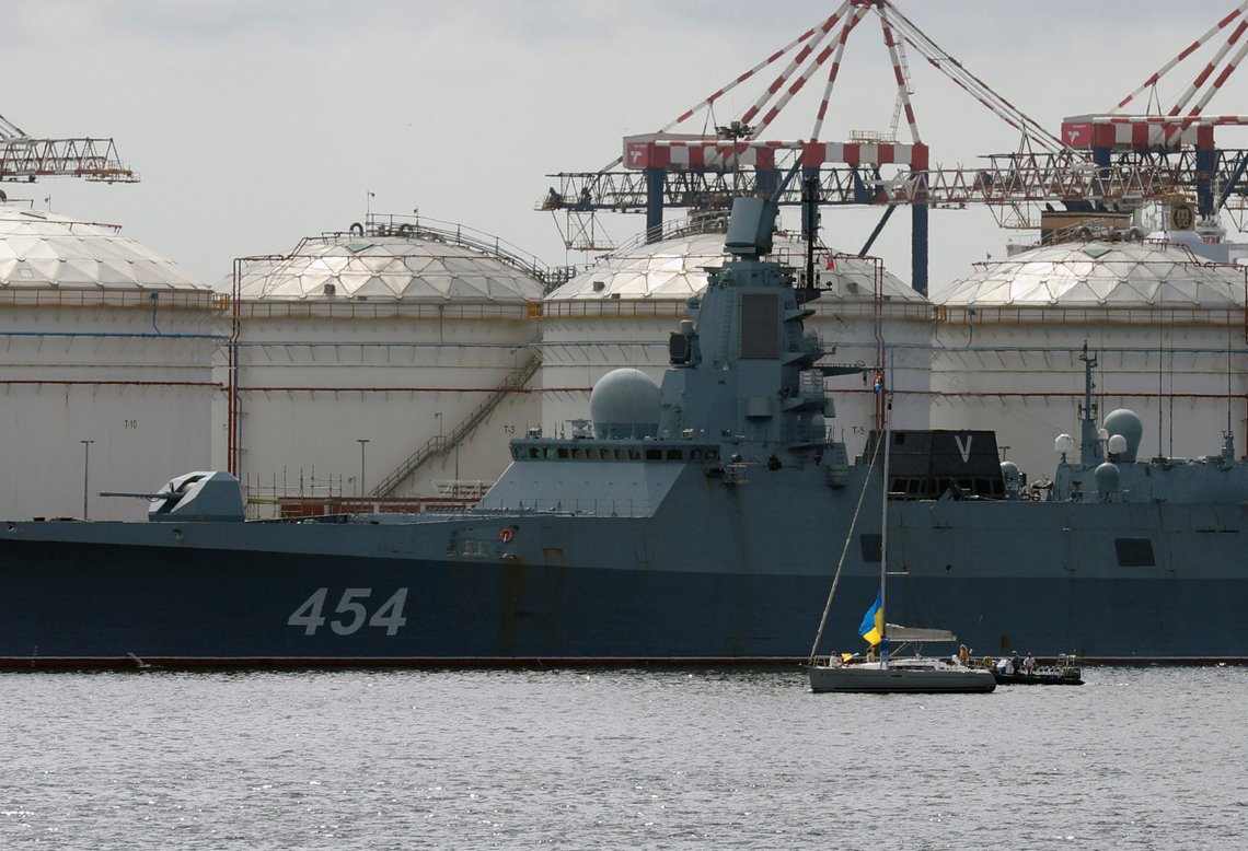 Folk demonstrerer på en yacht ved siden av den russiske fregatten Admiral Gorsjkov ved kaia i Cape Town. Sør-Afrika, Russland og Kina startet en felles marineøvelse fredag. Foto: Nardus Engelbrecht, AP / NTB. Folk demonstrerer på en yacht ved siden av den russiske fregatten Admiral Gorsjkov ved kaia i Cape Town. Sør-Afrika, Russland og Kina startet en felles marineøvelse fredag. Foto: Nardus Engelbrecht, AP / NTB.