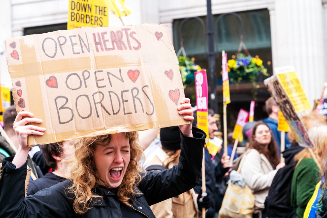 London, UK. 16th Feb, 2019. A woman protester shouts while holding the banner "Open Hearts Open Borders" during Anti-Racism demonstration in London. Photo: Shutterstock, Andrius Kaziliunas, United Kingdom. (Bildet er fra London, ikke Arizona, USA. Men kunne ikke vært en bedre illustrasjon av NGO'r og aktivister i USA, journ. anm.) London, UK. 16th Feb, 2019. A woman protester shouts while holding the banner "Open Hearts Open Borders" during Anti-Racism demonstration in London. Photo: Shutterstock, Andrius Kaziliunas, United Kingdom. (Bildet er fra London, ikke Arizona, USA. Men kunne ikke vært en bedre illustrasjon av NGO'r og aktivister i USA, journ. anm.)