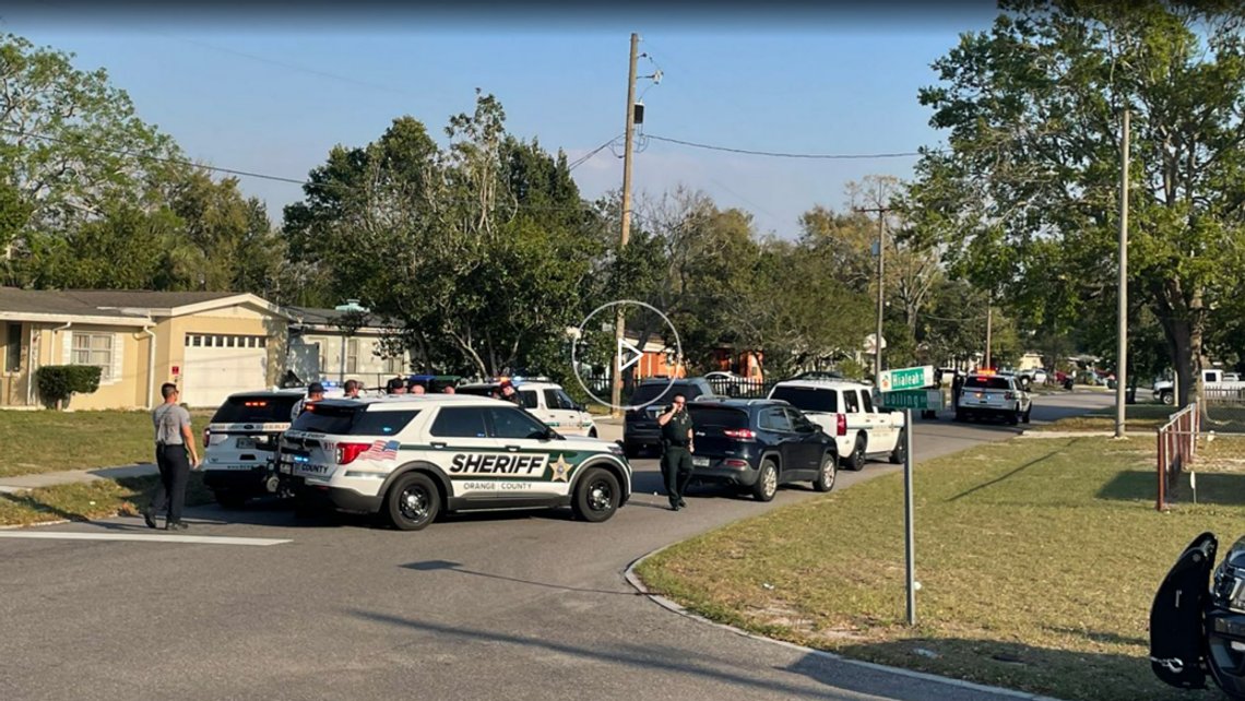 Politiet på stedet der de to skytingene skjedde i Pine Hills. Foto: Spectrum News/Curtis McCloud Politiet på stedet der de to skytingene skjedde i Pine Hills. Foto: Spectrum News/Curtis McCloud