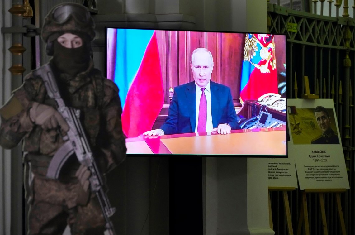TV-skjermen viser president Vladimir Putin idet han kunngjør begynnelsen på «militæroperasjonen» i Ukraina i februar 2022. Bildet er tatt på Artillerimuseet i St. Petersburg mandag denne uken. Foto: Dmitrij Lovetskij / AP / NTB TV-skjermen viser president Vladimir Putin idet han kunngjør begynnelsen på «militæroperasjonen» i Ukraina i februar 2022. Bildet er tatt på Artillerimuseet i St. Petersburg mandag denne uken. Foto: Dmitrij Lovetskij / AP / NTB
