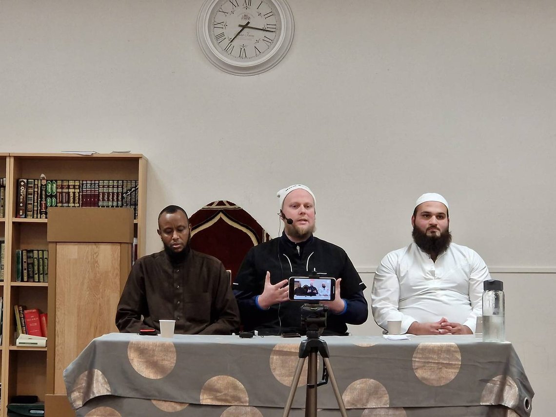 Yousuf Dawah holder foredrag i en moské.
Skjermdump fra Facebook. Yousuf Dawah holder foredrag i en moské.
Skjermdump fra Facebook.