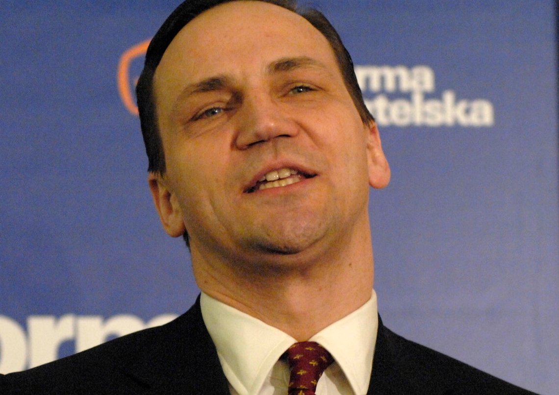 Den polske MEP Radosław Sikorski får hvert år hundre tusen amerikanske dollar i lommen fra Emiratene. Hans stemmegivning i Europaparlamentet har vært «forståelsesfull» overfor Emiratene og saudiaraberne. Foto: Ryszard Hołubowicz, Wikimedia Commons Den polske MEP Radosław Sikorski får hvert år hundre tusen amerikanske dollar i lommen fra Emiratene. Hans stemmegivning i Europaparlamentet har vært «forståelsesfull» overfor Emiratene og saudiaraberne. Foto: Ryszard Hołubowicz, Wikimedia Commons
