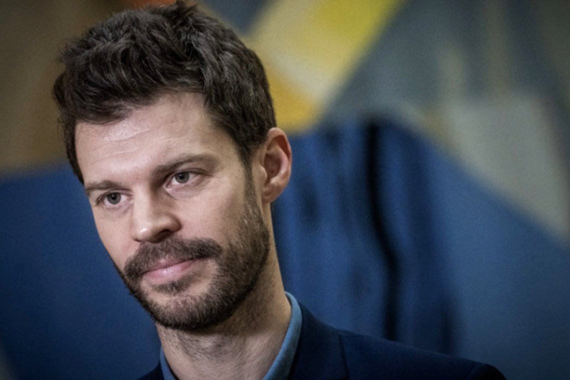 Rødt-leder Bjørnar Moxnes har kommet med flere innspill til hvordan hjelpepakken til Ukraina bør innrettes. Han håper det lykkes partiene på Stortinget å bli enige om hovedlinjene. Foto: Ole Berg-Rusten / NTB Rødt-leder Bjørnar Moxnes har kommet med flere innspill til hvordan hjelpepakken til Ukraina bør innrettes. Han håper det lykkes partiene på Stortinget å bli enige om hovedlinjene. Foto: Ole Berg-Rusten / NTB