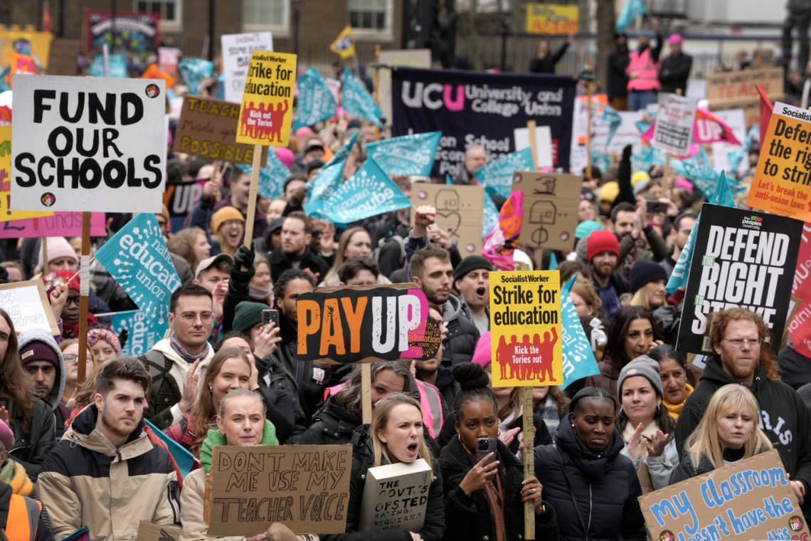 Skoler stenger, tog og busser står stille, og helsearbeidere marsjerer når opp mot en halv million briter går ut i streik. Noen har selvsagt god grunn til å streike, men andre er på et sjeldent besøk på kontoret. Ikke for å jobbe, men for å streike. For stadig flere jobber hjemmefra oftere enn på kontoret. Foto: AP /Kirsty Wigglesworth/ NTB Skoler stenger, tog og busser står stille, og helsearbeidere marsjerer når opp mot en halv million briter går ut i streik. Noen har selvsagt god grunn til å streike, men andre er på et sjeldent besøk på kontoret. Ikke for å jobbe, men for å streike. For stadig flere jobber hjemmefra oftere enn på kontoret. Foto: AP /Kirsty Wigglesworth/ NTB