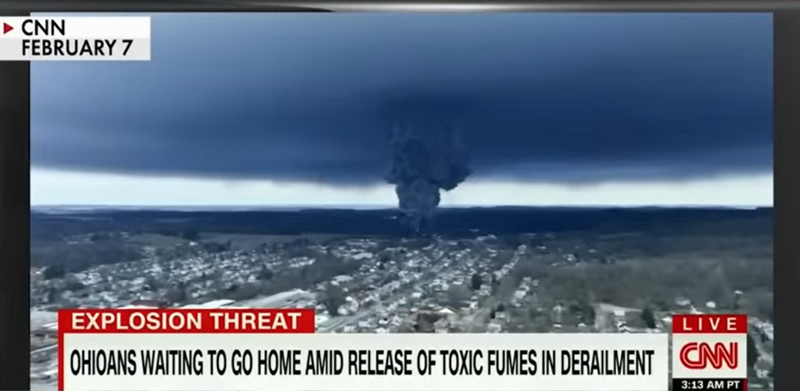 Massive giftige utslipp etter at et godstog sporet av i Ohio. Skjermdump CNN Massive giftige utslipp etter at et godstog sporet av i Ohio. Skjermdump CNN