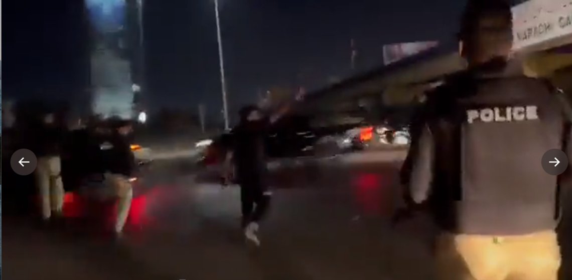 Politi i ferd med å sperre veien utenfor politiets hovedkvarter i Karachi, som er under angrep. Skjermdump Twitter Politi i ferd med å sperre veien utenfor politiets hovedkvarter i Karachi, som er under angrep. Skjermdump Twitter