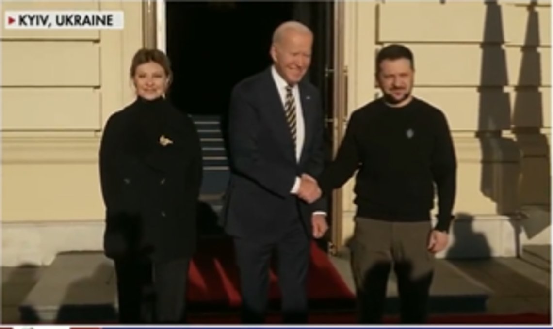 Biden møtte Zelenskyj og kona med en halv milliard dollar i lomma. Befolkningen i East Palestine, Ohio ignorerer han. Skjerdump Fox News/ Tucker Carlson Biden møtte Zelenskyj og kona med en halv milliard dollar i lomma. Befolkningen i East Palestine, Ohio ignorerer han. Skjerdump Fox News/ Tucker Carlson