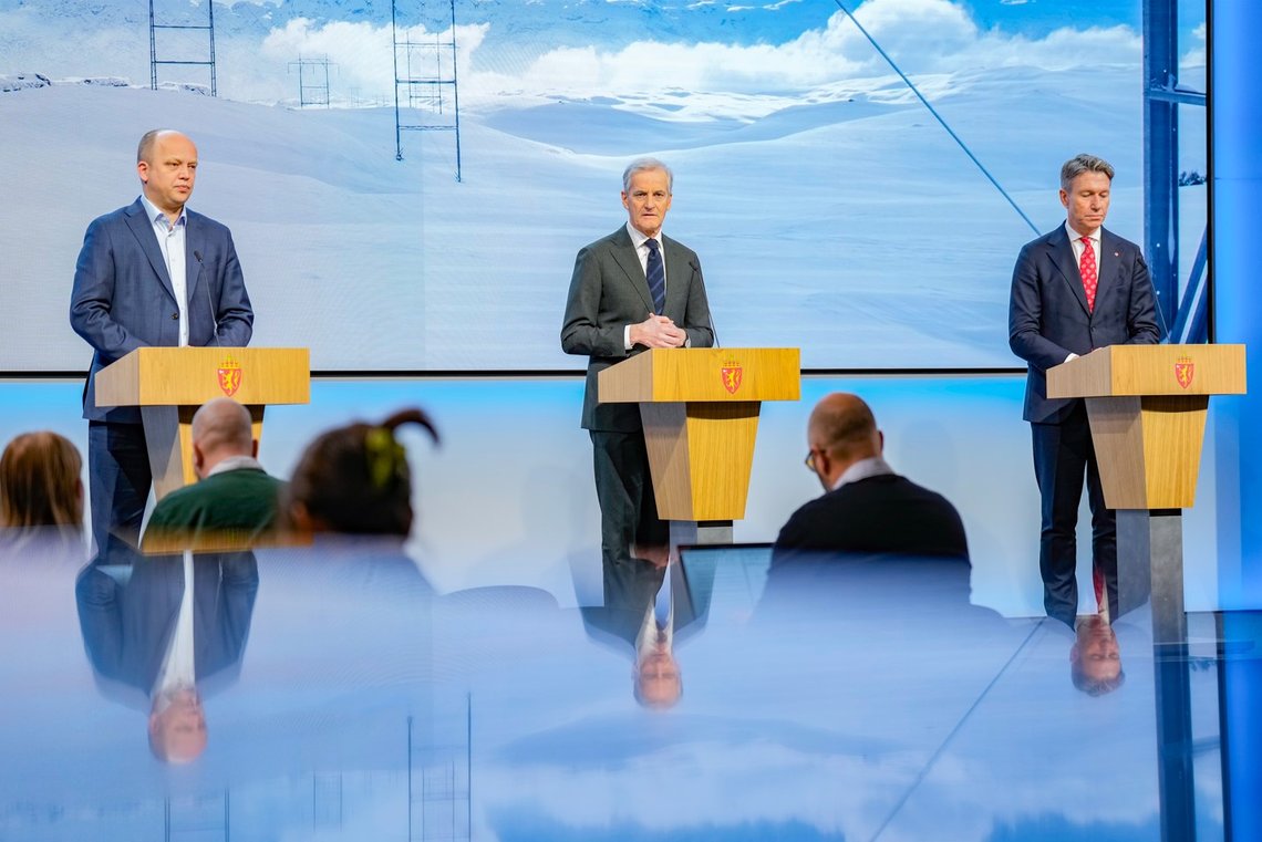 Statsminister Jonas Gahr Støre (Ap), finansminister Trygve Slagsvold Vedum (Sp) og olje- og energiminister Terje Aasland (Ap) under regjeringens pressekonferanse om strømtiltak denne uken. Foto: Fredrik Varfjell / NTB Statsminister Jonas Gahr Støre (Ap), finansminister Trygve Slagsvold Vedum (Sp) og olje- og energiminister Terje Aasland (Ap) under regjeringens pressekonferanse om strømtiltak denne uken. Foto: Fredrik Varfjell / NTB