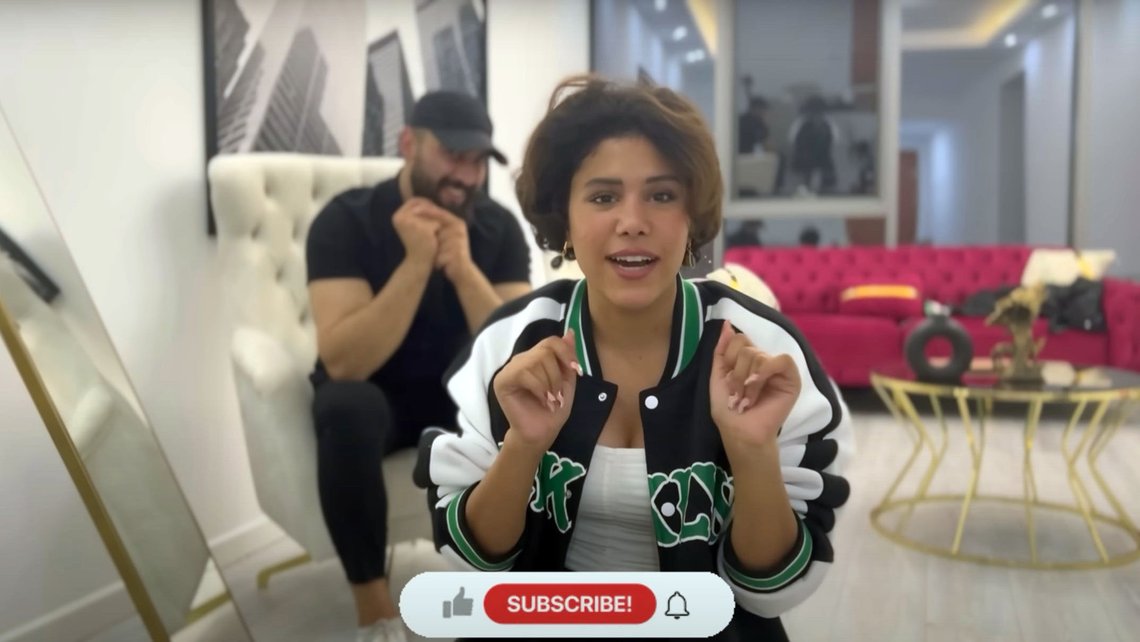 Tiba al-Ali ble seksuelt misbrukt av sin bror og drept av sin far. I bakgrunnen forloveden Mohammad. Skjermdump fra YouTube Tiba al-Ali ble seksuelt misbrukt av sin bror og drept av sin far. I bakgrunnen forloveden Mohammad. Skjermdump fra YouTube