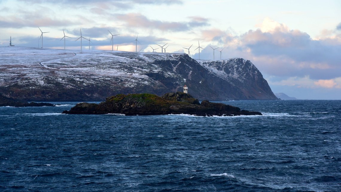 Det har brutt ut strid i samiske miljø etter at det ble kjent at Finnmarkseiendommen har gitt Finnmark Kraft AS enerett til å bygge ut vindkraft i FFinnmark. Her fra Havøygavlen vindpark i Måsøy kommune, sett fra hurtigruta. Foto: Larry Lamsa /Wikimedia Commons Det har brutt ut strid i samiske miljø etter at det ble kjent at Finnmarkseiendommen har gitt Finnmark Kraft AS enerett til å bygge ut vindkraft i FFinnmark. Her fra Havøygavlen vindpark i Måsøy kommune, sett fra hurtigruta. Foto: Larry Lamsa /Wikimedia Commons