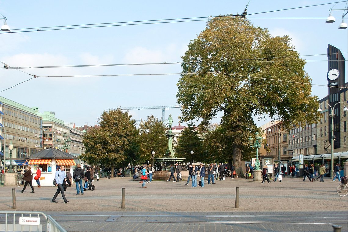 Her i Brunnsparken i sentrum av Göteborg er et barn kritisk skadet etter et knivangrep torsdag. Foto: Wikipedia/ By Ankara Her i Brunnsparken i sentrum av Göteborg er et barn kritisk skadet etter et knivangrep torsdag. Foto: Wikipedia/ By Ankara