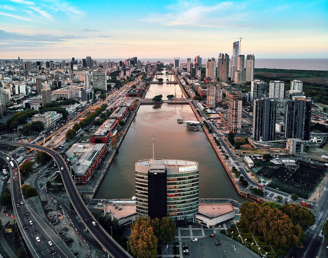 Stadig flere russere velger å bosette seg i Argentina. Her et bilde med oversikt over Puerto Madero i hovedstaden Buenos Aires. Foto: Deensel, creativecommons.org/ Wikimedia Commons Stadig flere russere velger å bosette seg i Argentina. Her et bilde med oversikt over Puerto Madero i hovedstaden Buenos Aires. Foto: Deensel, creativecommons.org/ Wikimedia Commons
