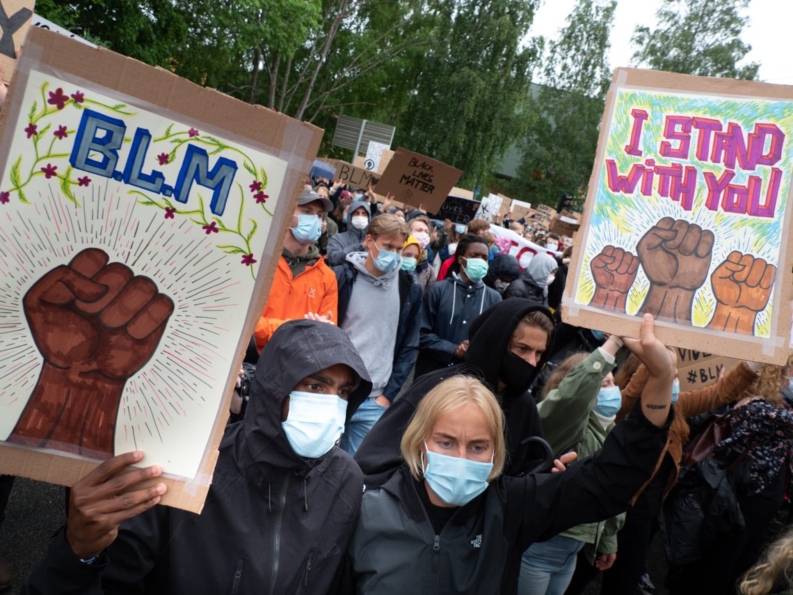 OSLO - JUNE 5, 2020: Thousands march from the U.S. embassy to Norwegian parliament to express solidarity with the Black Lives Matter movement, Oslo, Norway, June 5, 2020. Photo: Shutterstock, Ryan Rodrick Beiler, Norway. OSLO - JUNE 5, 2020: Thousands march from the U.S. embassy to Norwegian parliament to express solidarity with the Black Lives Matter movement, Oslo, Norway, June 5, 2020. Photo: Shutterstock, Ryan Rodrick Beiler, Norway.