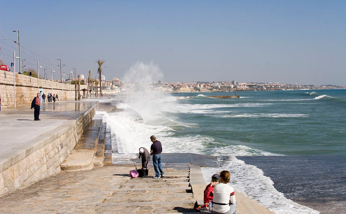 Atlanterhavskysten en vinterdag, bildet er fra strandpromenaden i Cascais, Portugal. Foto: Arnt Jensvoll / Document Atlanterhavskysten en vinterdag, bildet er fra strandpromenaden i Cascais, Portugal. Foto: Arnt Jensvoll / Document