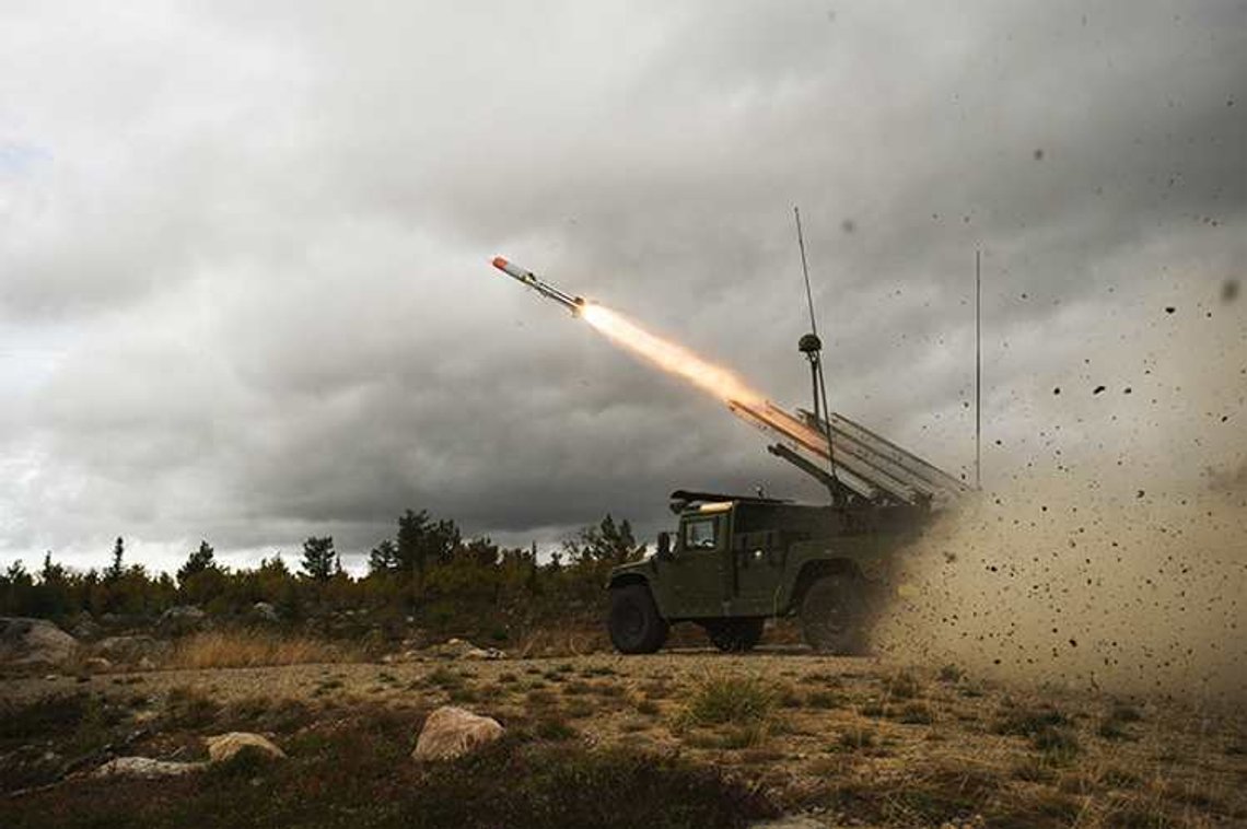 NASAMS (National Advanced Surface-to-Air Missile System) er verdens første operative nettverks-sentriske kort til middels rekkevidde bakkebaserte luftforsvarssystem. Systemet er utviklet av Kongsberg-gruppen i samarbeid med amerikanske Raytheon. Nå flyttes de norsk-eide enhetene fra Ørlandet til Oslo. Foto: Forsvarets mediearkiv NASAMS (National Advanced Surface-to-Air Missile System) er verdens første operative nettverks-sentriske kort til middels rekkevidde bakkebaserte luftforsvarssystem. Systemet er utviklet av Kongsberg-gruppen i samarbeid med amerikanske Raytheon. Nå flyttes de norsk-eide enhetene fra Ørlandet til Oslo. Foto: Forsvarets mediearkiv