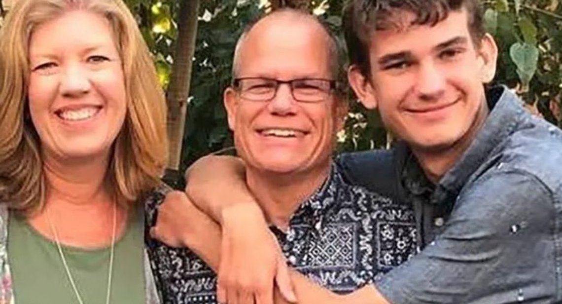 Nicholas Roske med foreldre Nicholas Roske med foreldre