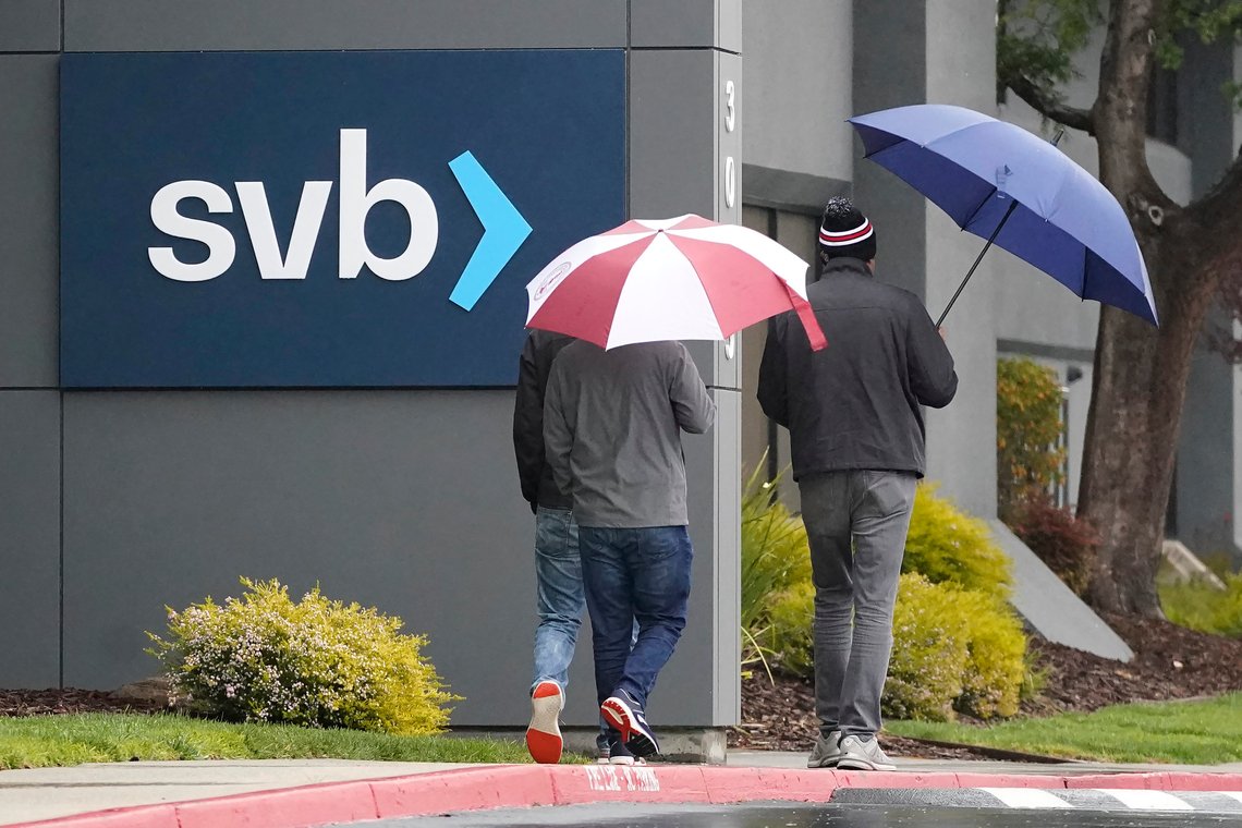 Kunder i Silicon Valley Bank kan trekke et lettelsens sukk, etter at føderale myndigheter i USA har tatt over banken. Foto: AP/Jeff Chiu Kunder i Silicon Valley Bank kan trekke et lettelsens sukk, etter at føderale myndigheter i USA har tatt over banken. Foto: AP/Jeff Chiu