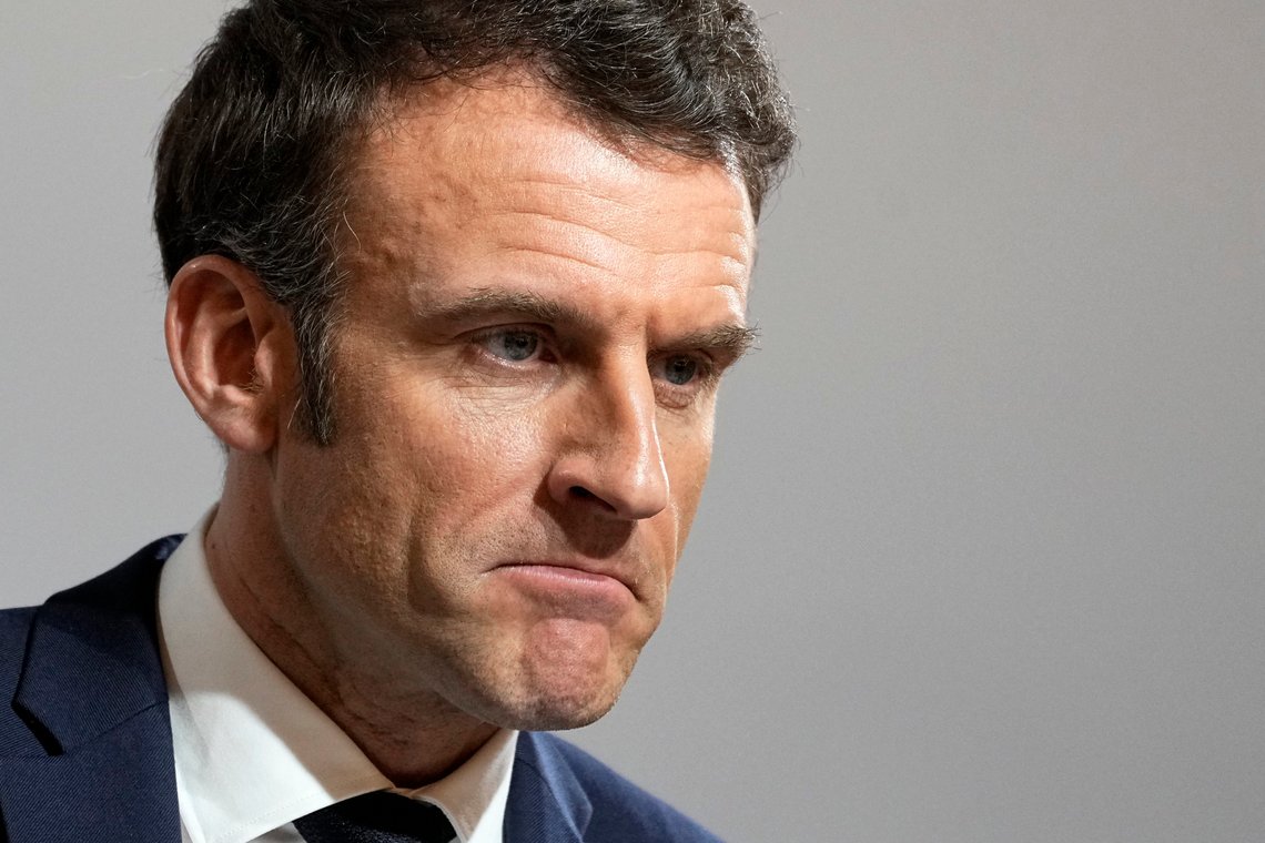Frankrikes president Emmanuel Macron benytter et smutthull i loven for å tvinge gjennom sitt forslag til pensjonsreform. Foto: Michel Euler / AP / NTB Frankrikes president Emmanuel Macron benytter et smutthull i loven for å tvinge gjennom sitt forslag til pensjonsreform. Foto: Michel Euler / AP / NTB