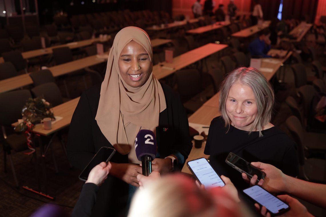 Gardermoen 20230318.
Påtroppende leder Kirsti Bergstø (t.h.) og påtroppende nestleder Marian Abdi Hussein under SVs landsmøtet.
Foto: Alf Simensen / NTB Gardermoen 20230318.
Påtroppende leder Kirsti Bergstø (t.h.) og påtroppende nestleder Marian Abdi Hussein under SVs landsmøtet.
Foto: Alf Simensen / NTB