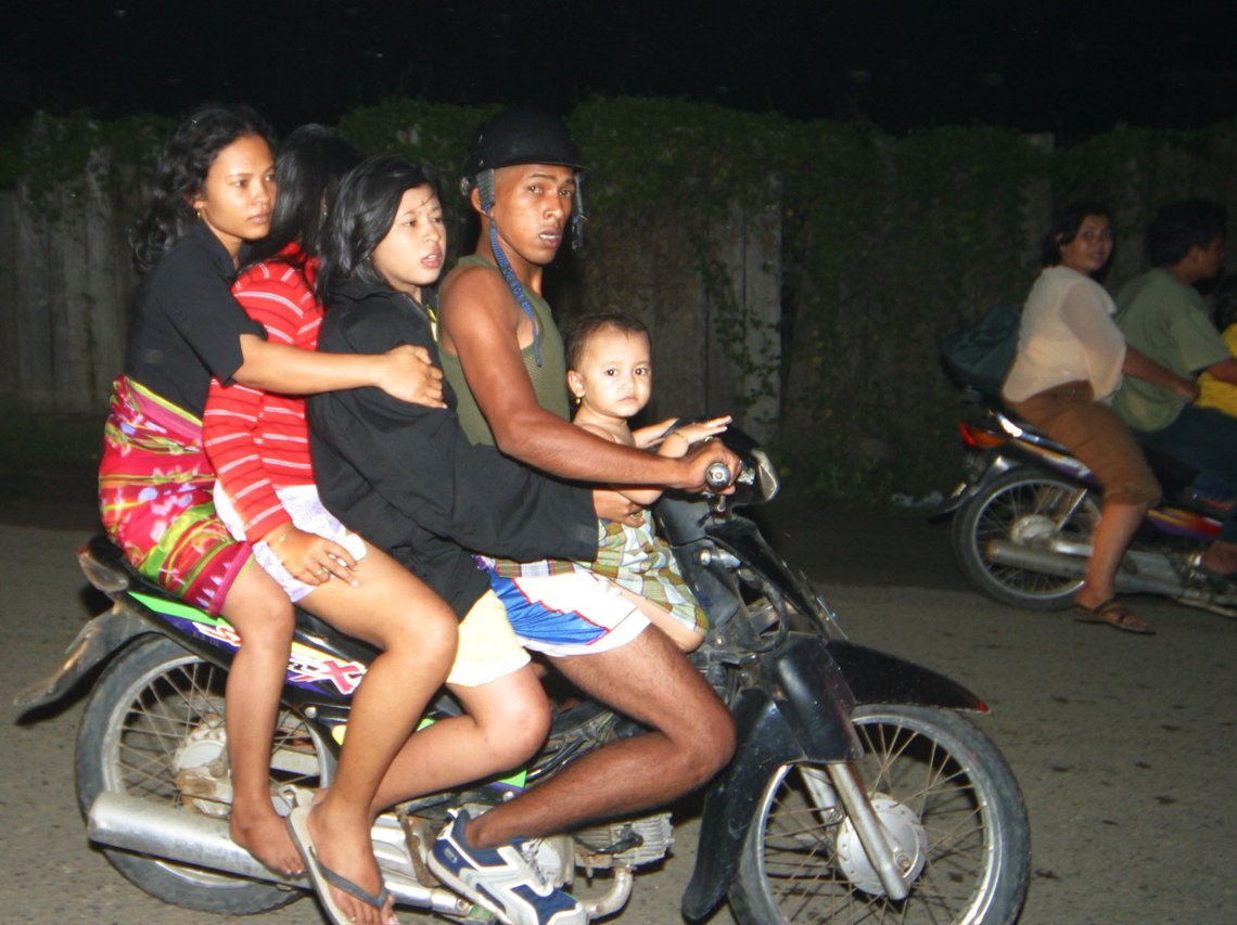 Et vanlig syn i Indonesia. Nå vil regjeringen gi nesten 5000 kroner i kontantstøtte til alle som vil kjøpe en elektrisk motorsykkel. Foto: AP/Binsar Bakkara Et vanlig syn i Indonesia. Nå vil regjeringen gi nesten 5000 kroner i kontantstøtte til alle som vil kjøpe en elektrisk motorsykkel. Foto: AP/Binsar Bakkara