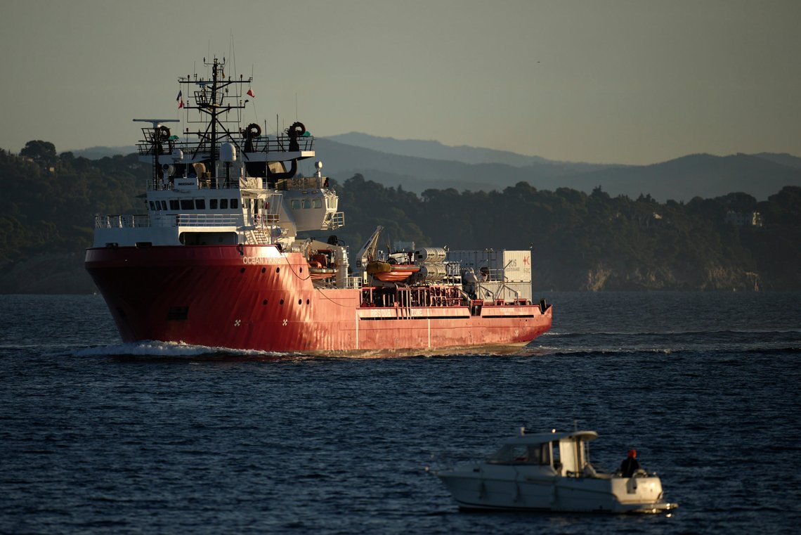 Det norskeide skipet Ocean Viking opplevde at den libyske kystvakten avfyrte varselskudd mot fartøyet, da de forsøkte å hente flere migranter til Europa fra den libyske kysten. Foto: Daniel Cole / AP / NTB Det norskeide skipet Ocean Viking opplevde at den libyske kystvakten avfyrte varselskudd mot fartøyet, da de forsøkte å hente flere migranter til Europa fra den libyske kysten. Foto: Daniel Cole / AP / NTB