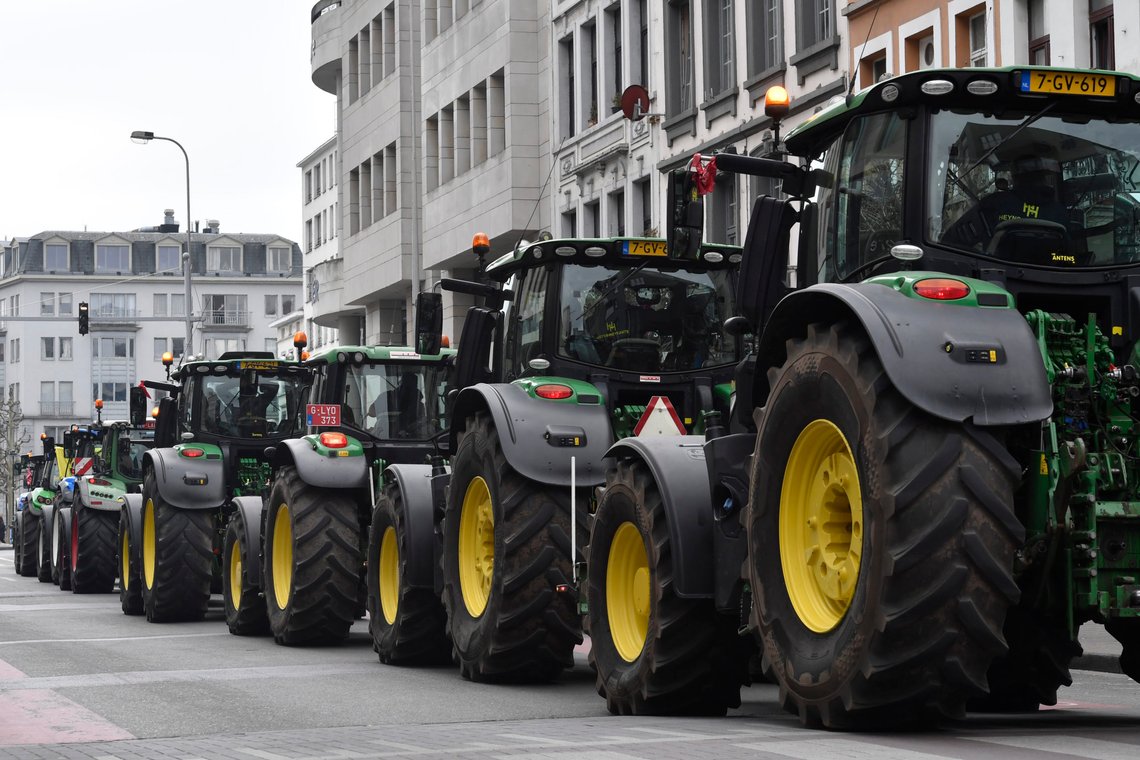 Nederlandske bønder gjorde felles sak med sine belgiske kolleger i en stor demonstrasjon mot landenes landbrukspolitikk i Brussel 3. mars. Foto: Geert Vanden Wijngaert / AP / NTB Nederlandske bønder gjorde felles sak med sine belgiske kolleger i en stor demonstrasjon mot landenes landbrukspolitikk i Brussel 3. mars. Foto: Geert Vanden Wijngaert / AP / NTB