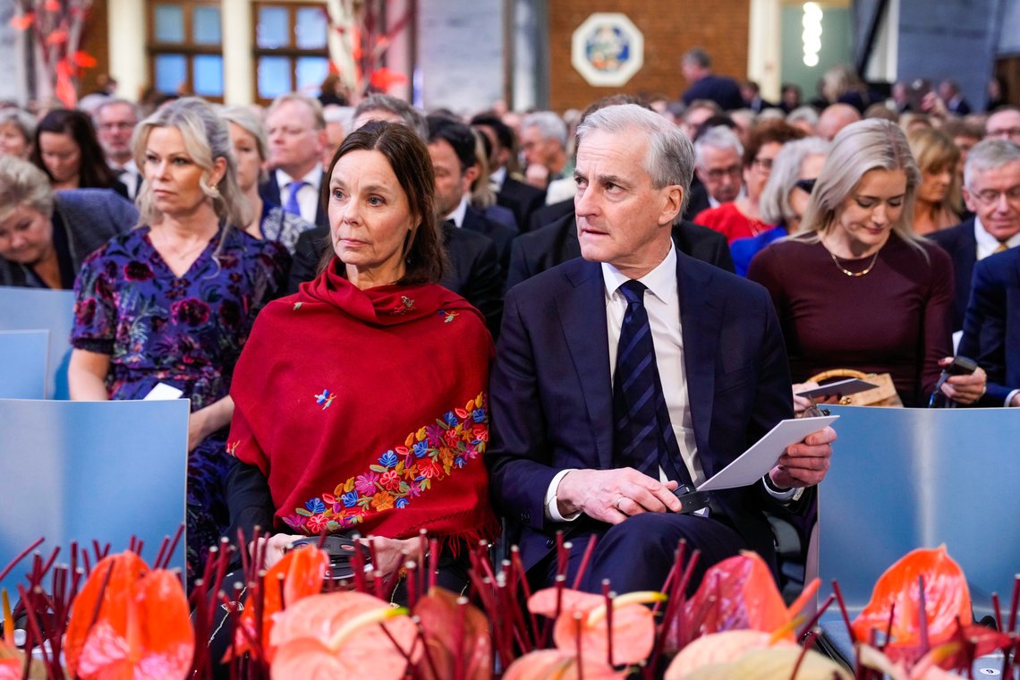 Oslo 20221210.
Marit Slagsvold og Jonas Gahr Støre i Rådhuset i Oslo før utdelingen av Nobels fredspris for 2022.
Foto: Javad Parsa / NTB / POOL Oslo 20221210.
Marit Slagsvold og Jonas Gahr Støre i Rådhuset i Oslo før utdelingen av Nobels fredspris for 2022.
Foto: Javad Parsa / NTB / POOL