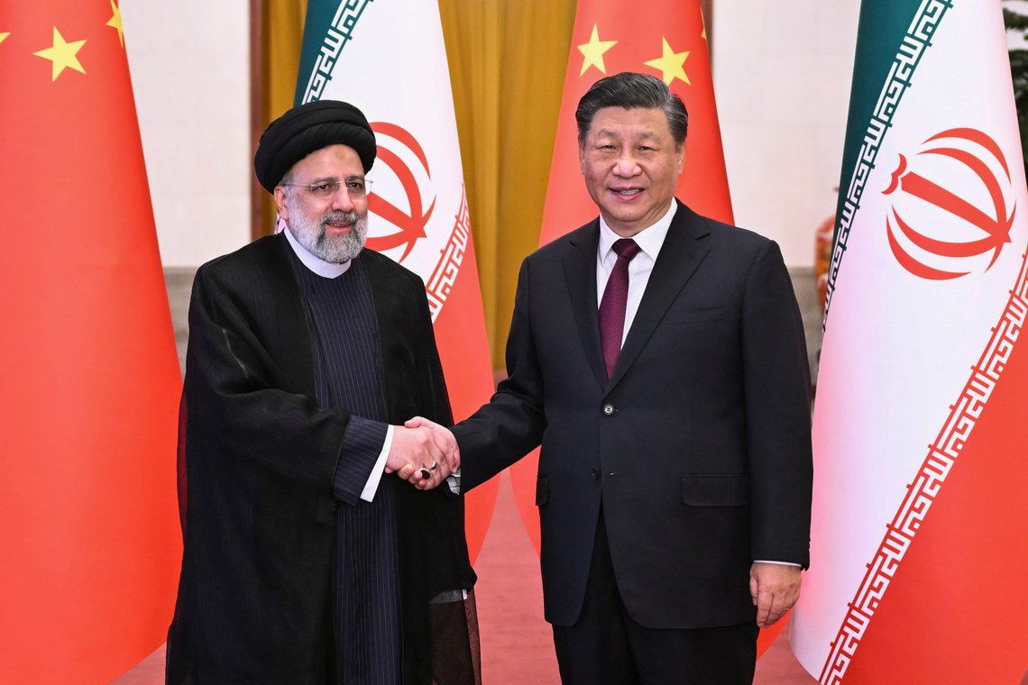 Kinas president Xi Jinping (t.h.) hylles for å ha meklet fram en avtale om normalisering mellom Iran og Saudi-Arabia. I midten av februar tok han imot Irans president Ebrahim Raisi i Beijing. Foto: Yan Yan, Xinhua / AP / NTB. Kinas president Xi Jinping (t.h.) hylles for å ha meklet fram en avtale om normalisering mellom Iran og Saudi-Arabia. I midten av februar tok han imot Irans president Ebrahim Raisi i Beijing. Foto: Yan Yan, Xinhua / AP / NTB.