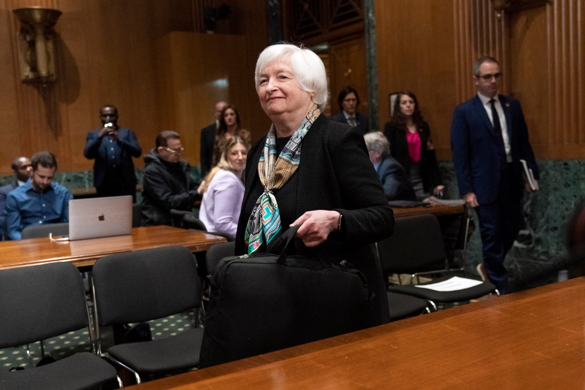 Finansminister Janet Yellen i har forsøkt å berolige landets innbyggere om at sparepengene deres er trygge. Men nå sier hun at dette kun gjelder for de som har innskudd i store banker. Foto: Jacquelyn Martin / AP / NTB Finansminister Janet Yellen i har forsøkt å berolige landets innbyggere om at sparepengene deres er trygge. Men nå sier hun at dette kun gjelder for de som har innskudd i store banker. Foto: Jacquelyn Martin / AP / NTB