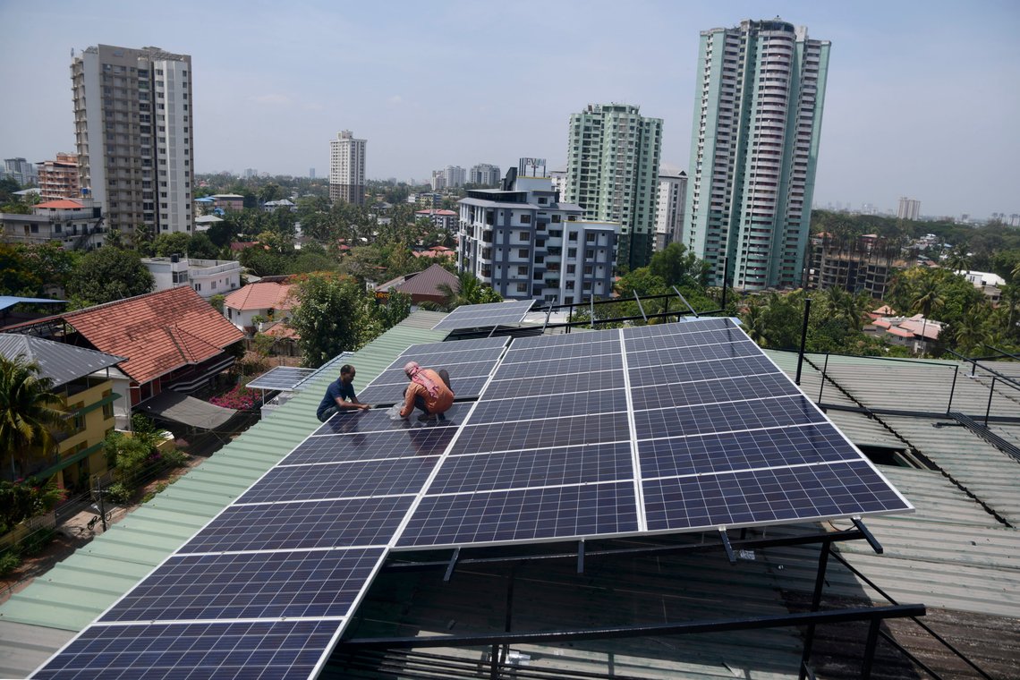India møter motbør på mange fronter i sitt forsøk på å omstille landet til ren energi. Det kan bety at landet må fortsette med kull. Foto: AP/R S Iyer India møter motbør på mange fronter i sitt forsøk på å omstille landet til ren energi. Det kan bety at landet må fortsette med kull. Foto: AP/R S Iyer