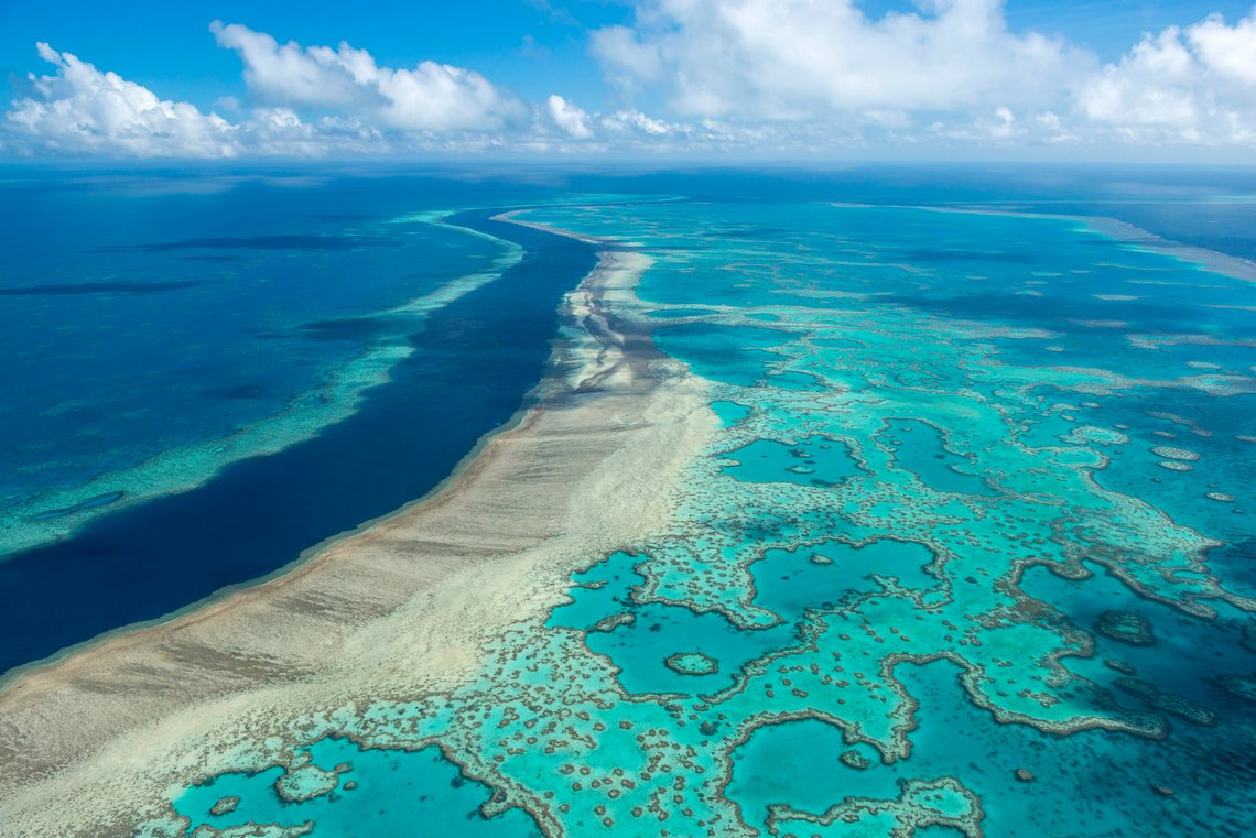 The Great Barrier Reef som strekker seg over 2 300 kilometer langs landets nordøst-kyst, er verdens største korallrev. Foto: Jumbo Aerial /Great Barrier Reef Marine Park Authority via AP The Great Barrier Reef som strekker seg over 2 300 kilometer langs landets nordøst-kyst, er verdens største korallrev. Foto: Jumbo Aerial /Great Barrier Reef Marine Park Authority via AP