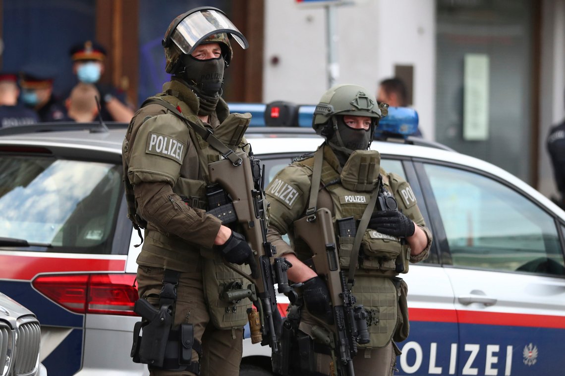 Politiet i Wien har fanget opp at islamister planlegger å angripe kirker i Wien. Bevæpnet politi har rykket ut. Illustrasjonsfoto: AP /Matthias Schrader/ NTB Politiet i Wien har fanget opp at islamister planlegger å angripe kirker i Wien. Bevæpnet politi har rykket ut. Illustrasjonsfoto: AP /Matthias Schrader/ NTB