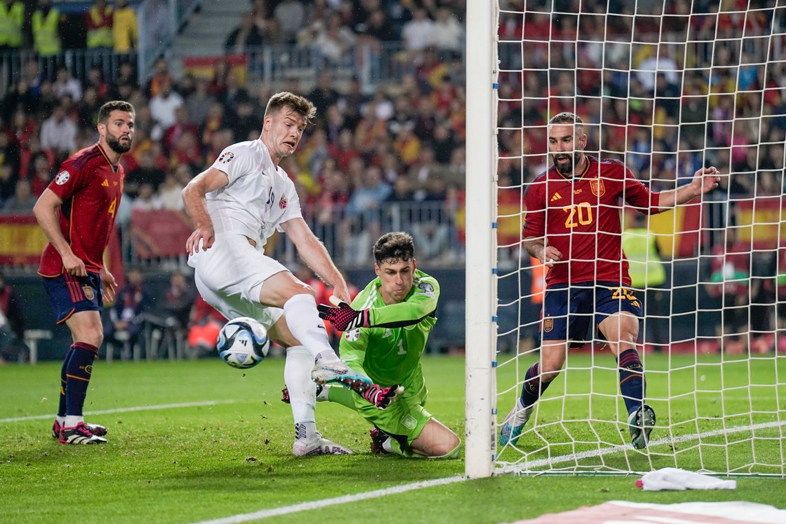 Spanias målvakt Kepa redder en av Norges store sjanser foran føttene på Alexander Sørloth. Foto: Fredrik Varfjell / NTB Spanias målvakt Kepa redder en av Norges store sjanser foran føttene på Alexander Sørloth. Foto: Fredrik Varfjell / NTB