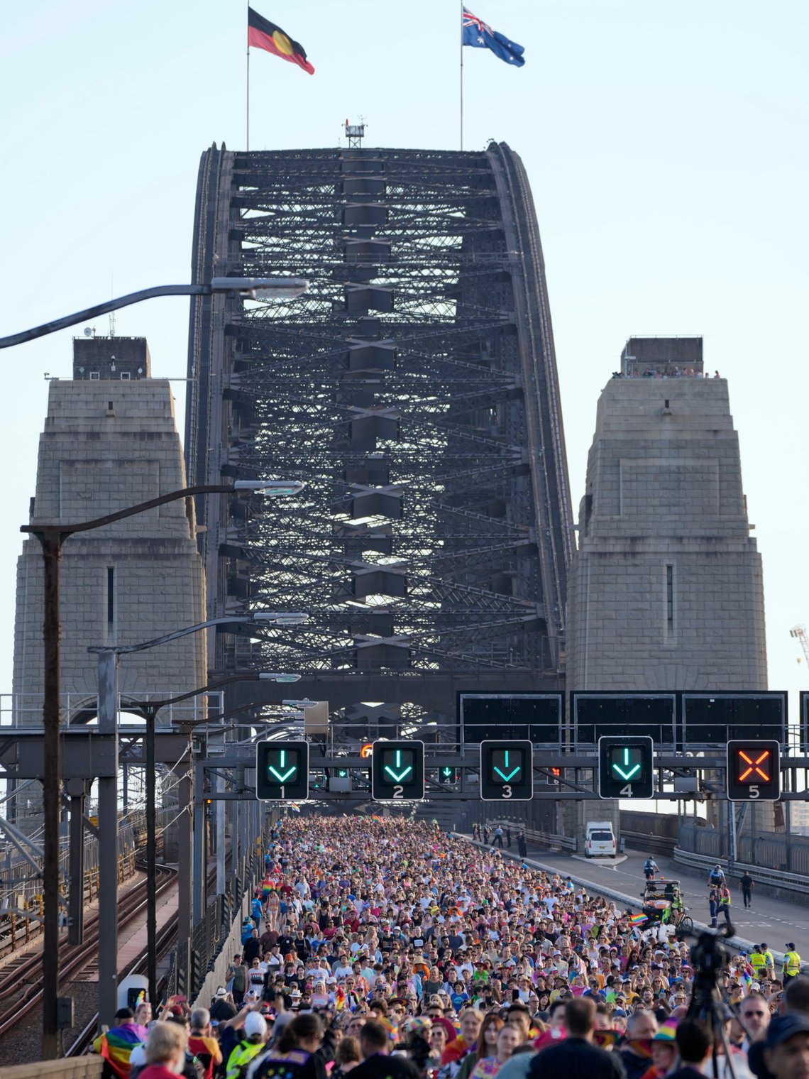 Tusenvis strømmet over landemerket Harbour Bridge i Sydney for å feire Worldpride søndag. Foto: Rick Rycroft, AP / NTB. Tusenvis strømmet over landemerket Harbour Bridge i Sydney for å feire Worldpride søndag. Foto: Rick Rycroft, AP / NTB.