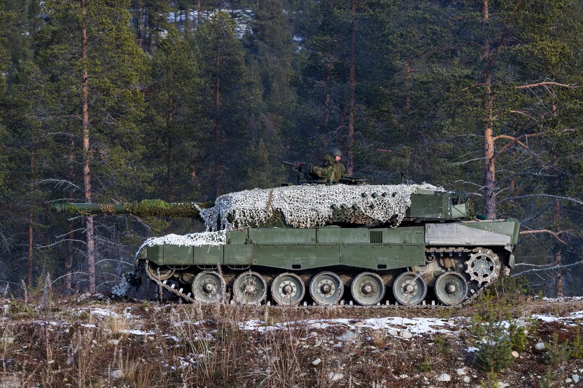 Røros 20181027.
En Leopard 2 stridsvogn fra Panserbataljonen holder vakt i forbindelse med militærøvelsen Trident Juncture på Røros lørdag. Det er den største NATO-øvelsen i Norge siden den kalde krigens opphør, og NATO oppgir at øvelsen samler rundt 50 000 deltakere, 250 luftfartøyer, 65 skip og 10 000 landkjøretøyer fra 31 nasjoner.
Foto: Heiko Junge / NTB Røros 20181027.
En Leopard 2 stridsvogn fra Panserbataljonen holder vakt i forbindelse med militærøvelsen Trident Juncture på Røros lørdag. Det er den største NATO-øvelsen i Norge siden den kalde krigens opphør, og NATO oppgir at øvelsen samler rundt 50 000 deltakere, 250 luftfartøyer, 65 skip og 10 000 landkjøretøyer fra 31 nasjoner.
Foto: Heiko Junge / NTB
