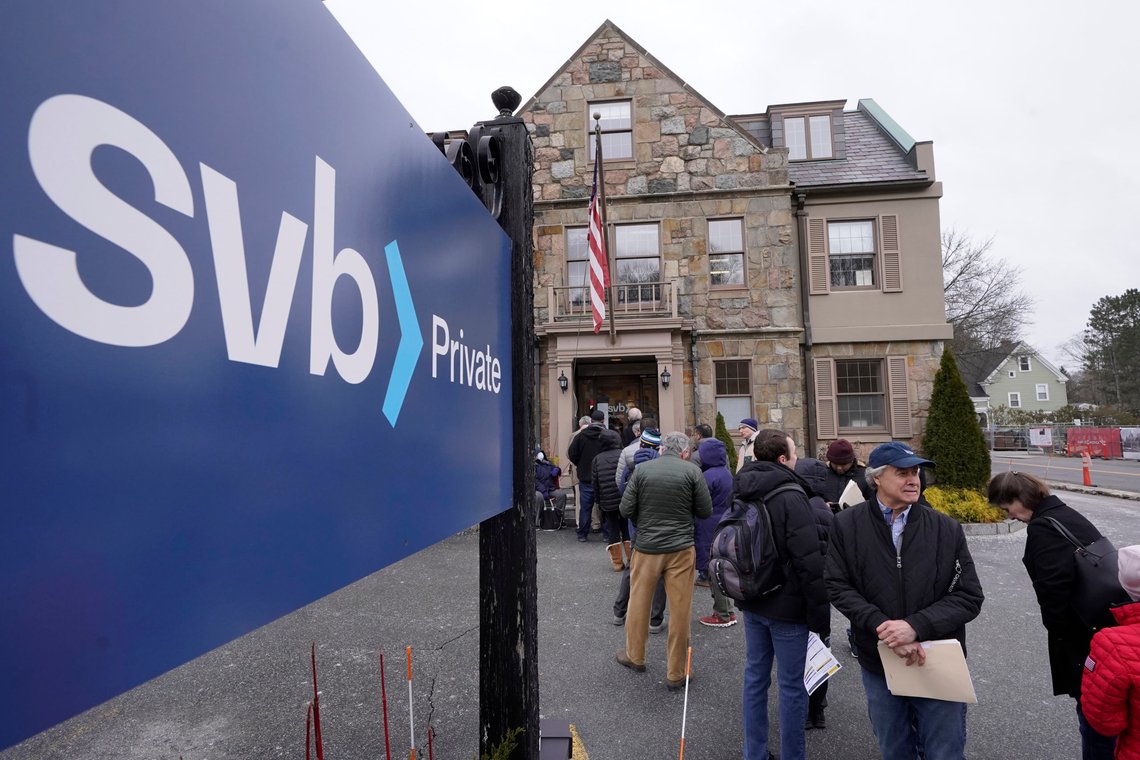 First-Citizens Bank i South Carolina kjøper opp restene av Silicon Valley Bank og skal blant annet drive de 17 filialene videre under nytt navn. Foto: Steven Senne / AP / NTB First-Citizens Bank i South Carolina kjøper opp restene av Silicon Valley Bank og skal blant annet drive de 17 filialene videre under nytt navn. Foto: Steven Senne / AP / NTB