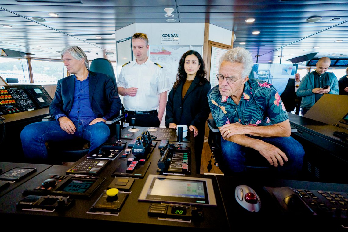 Oslo 20220912.
Ola Elvestuen (V), kaptein, Anders Mæhle, Hadia Tajik (Ap) og Rasmus Hansson (MDG) i Stortingets energi- og miljøkomite ombord på det norske havvindskipet «Edda Breeze». Skipet er det første i en serie på ni skip Edda Wind bygger, og er klargjort for å kunne operere utslippsfritt på hydrogen, som første skip av sitt slag.
Foto: Stian Lysberg Solum / NTB Oslo 20220912.
Ola Elvestuen (V), kaptein, Anders Mæhle, Hadia Tajik (Ap) og Rasmus Hansson (MDG) i Stortingets energi- og miljøkomite ombord på det norske havvindskipet «Edda Breeze». Skipet er det første i en serie på ni skip Edda Wind bygger, og er klargjort for å kunne operere utslippsfritt på hydrogen, som første skip av sitt slag.
Foto: Stian Lysberg Solum / NTB