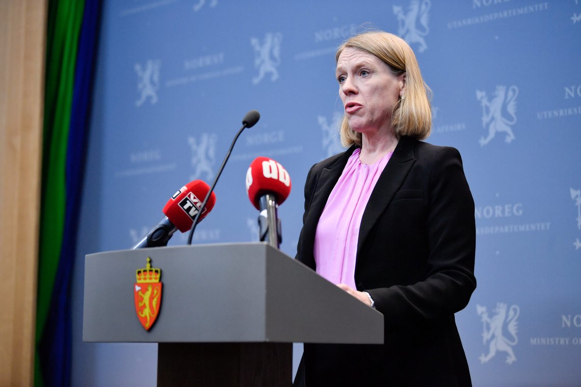 Utenriksminister Anniken Huitfeldt holder pressekonferanse ved UD tirsdag ettermiddag. Norske myndigheter har bistått to voksne og tre barn med å reise fra al-Roj-leiren i Syria. De to kvinnene er gjort kjent med at de vil bli pågrepet når de kommer til Norge. Hensynet til barna har vært avgjørende for hjemhentingen.
Foto: Rodrigo Freitas / NTB Utenriksminister Anniken Huitfeldt holder pressekonferanse ved UD tirsdag ettermiddag. Norske myndigheter har bistått to voksne og tre barn med å reise fra al-Roj-leiren i Syria. De to kvinnene er gjort kjent med at de vil bli pågrepet når de kommer til Norge. Hensynet til barna har vært avgjørende for hjemhentingen.
Foto: Rodrigo Freitas / NTB