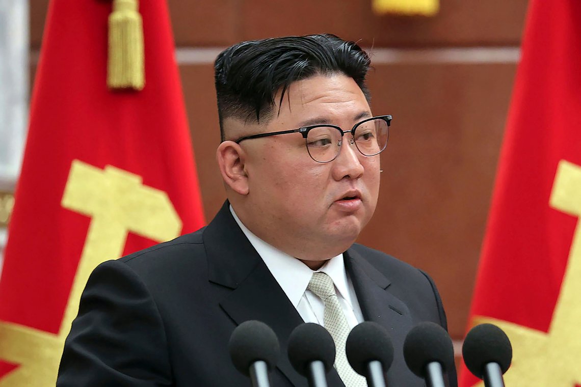 Nord-Koreas leder Kim Jong-un har i helgen gjennomført simulering av et kjernefysisk motangrep, ifølge landets statlige nyhetsbyrå KCNA. Pyongyang har tidligere uttalt at landets rakettester er svar på USA og Sør-Koreas militærøvelser. Arkivfoto: KCNA / AP / NTB Nord-Koreas leder Kim Jong-un har i helgen gjennomført simulering av et kjernefysisk motangrep, ifølge landets statlige nyhetsbyrå KCNA. Pyongyang har tidligere uttalt at landets rakettester er svar på USA og Sør-Koreas militærøvelser. Arkivfoto: KCNA / AP / NTB