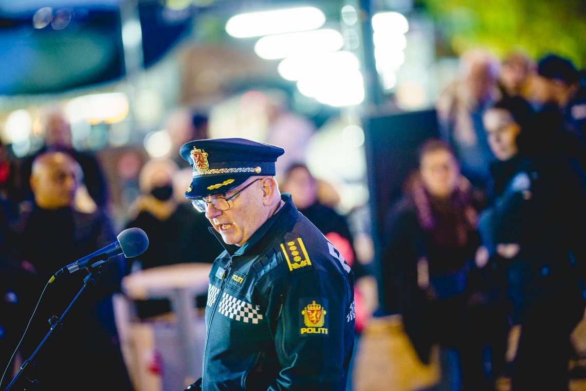 John Roger Lund i Oslo politidistrikt enhet øst sier de har identifisert seks områder der de vil forsterke innsatsen. Her er han på et folkemøte på Mortensrud sammen med bydel Søndre Nordstrand, Utdanningsetaten og Oslo-politiet i 2021. Foto: Stian Lysberg Solum / NTB John Roger Lund i Oslo politidistrikt enhet øst sier de har identifisert seks områder der de vil forsterke innsatsen. Her er han på et folkemøte på Mortensrud sammen med bydel Søndre Nordstrand, Utdanningsetaten og Oslo-politiet i 2021. Foto: Stian Lysberg Solum / NTB