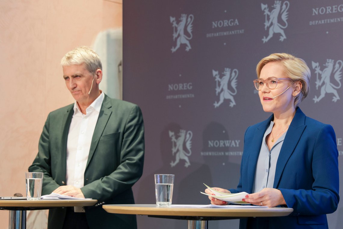 Helse- og omsorgsminister Ingvild Kjerkol (Ap, t.h.) og assisterende helsedirektør Olav Valen Slåttebrekk inviterer til pressekonferanse for å orientere om endringene i fastlegeordningen. Foto: Hanna Johre / NTB Helse- og omsorgsminister Ingvild Kjerkol (Ap, t.h.) og assisterende helsedirektør Olav Valen Slåttebrekk inviterer til pressekonferanse for å orientere om endringene i fastlegeordningen. Foto: Hanna Johre / NTB