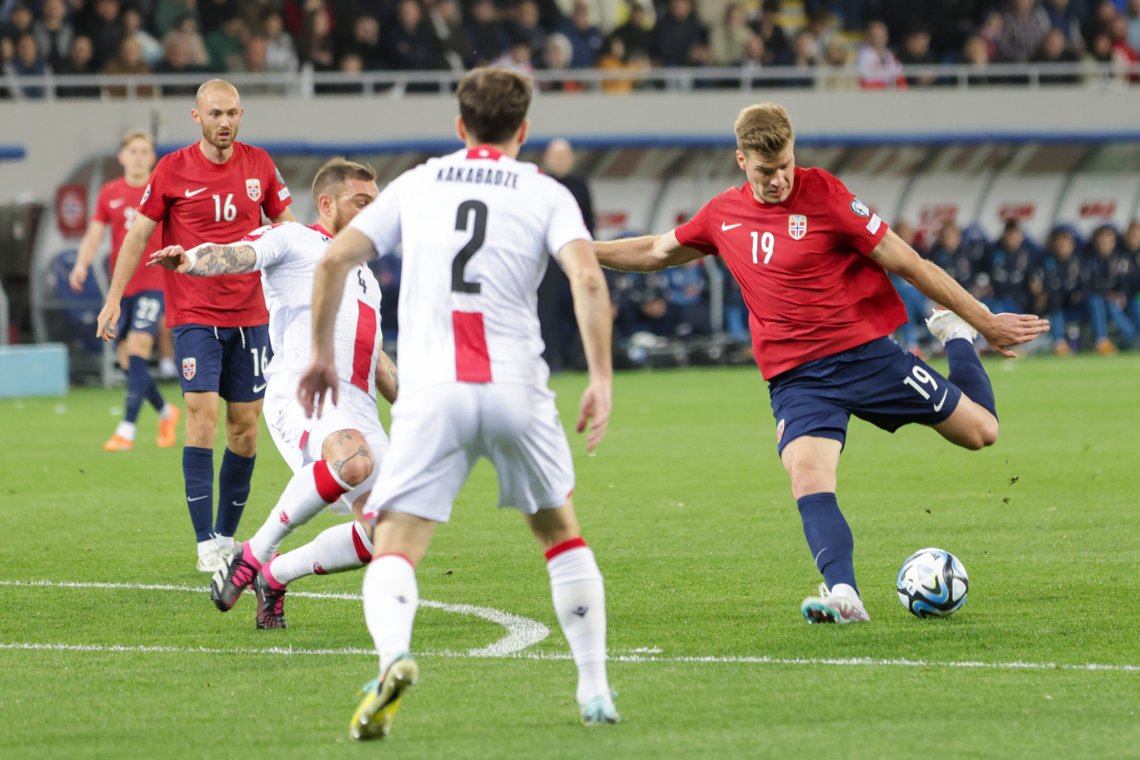 Alexander Sørloth i ferd med å score Norges ledermål mot Georgia. Men det holdt ikke. Foto: Hanna Johre / NTB Alexander Sørloth i ferd med å score Norges ledermål mot Georgia. Men det holdt ikke. Foto: Hanna Johre / NTB